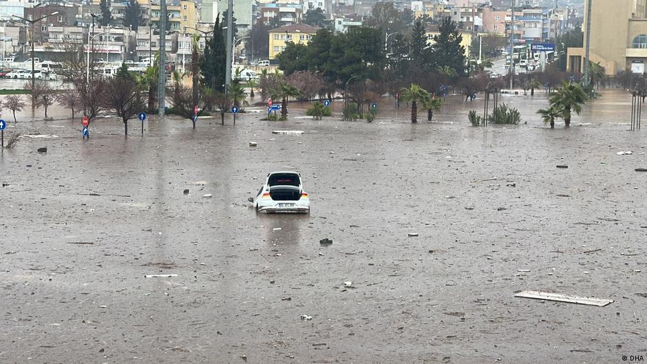 Sarsıntıdan etkilenen Şanlıurfa ve Adıyaman'da sel felaketi