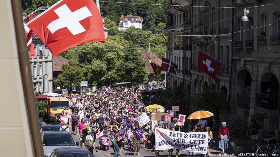İsviçre'de yüz binlerce bayan sokaklara çıktı