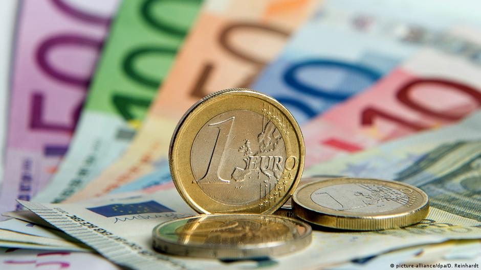 Brüksel Euro Bölgesi için büyüme kestirimini düşürdü
