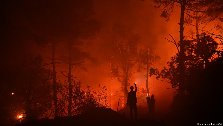 Çanakkale'de yangın: Binden fazla kişi tahliye edildi