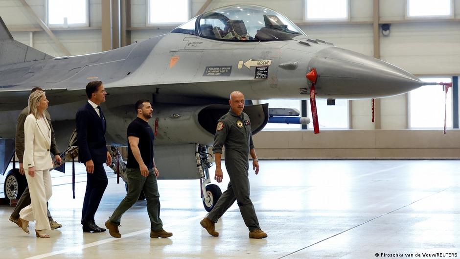 Hollanda ve Danimarka'dan Ukrayna'ya F-16