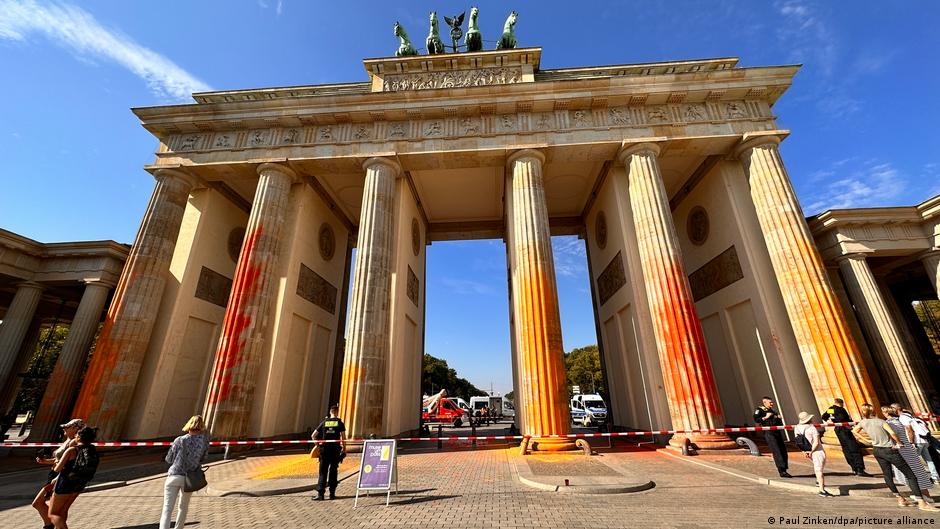İklim aktivistleri Berlin'deki Brandenburg Kapısı'nı boyadı