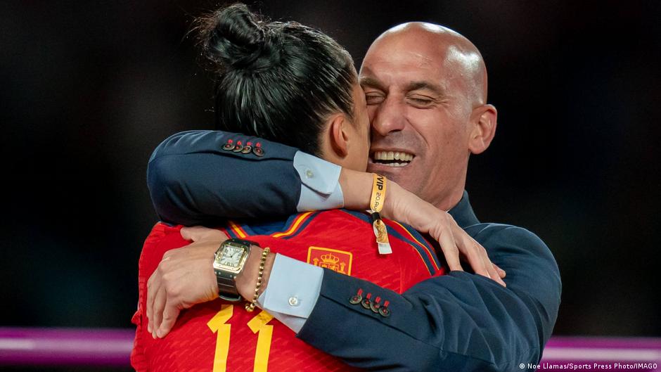 İspanya: Başkan'ın futbolcuyu dudaktan öpmesine reaksiyon