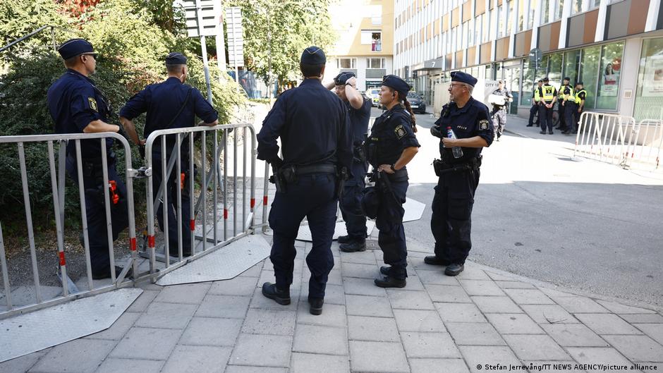 İsveç polisinden bu kere de Tevrat ve İncil yakmaya müsaade