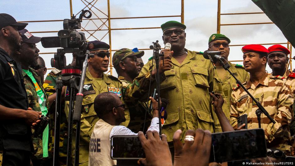 Nijer'de askeri cunta ülkenin hava alanını kapattı
