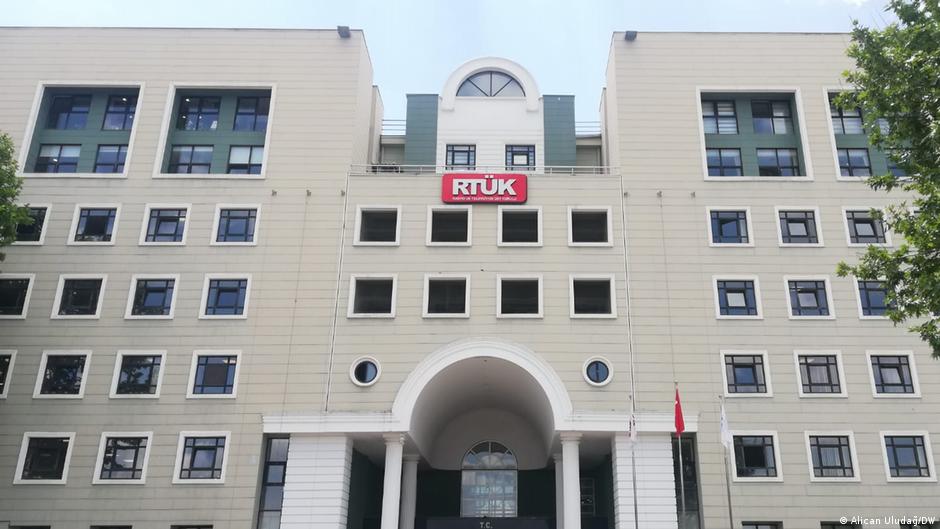 RTÜK'ten Tele 1 ve KRT'ye program durdurma cezası