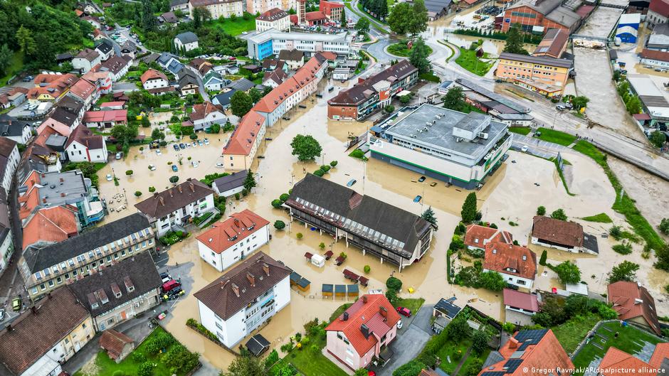 Slovenya'da şiddetli fırtınada üç kişi hayatını kaybetti