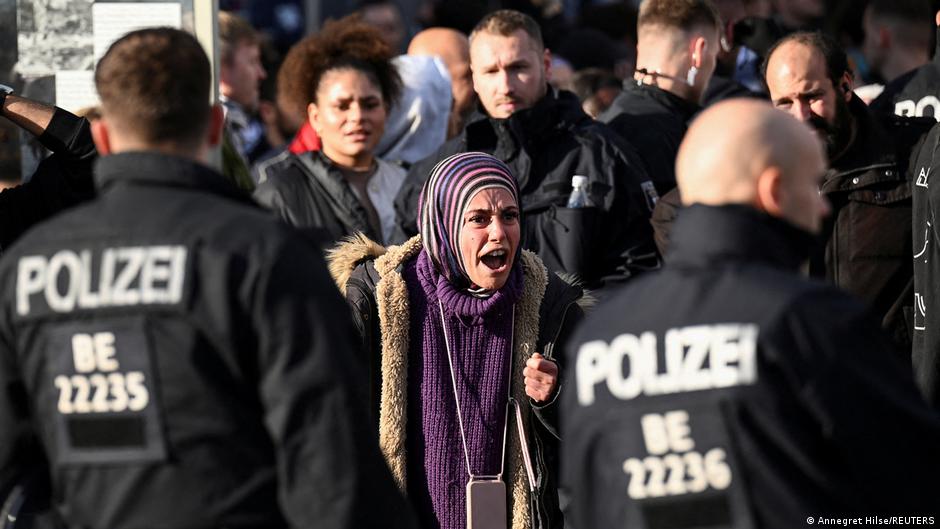 Berlin'de polis şovlara müsaade vermedi