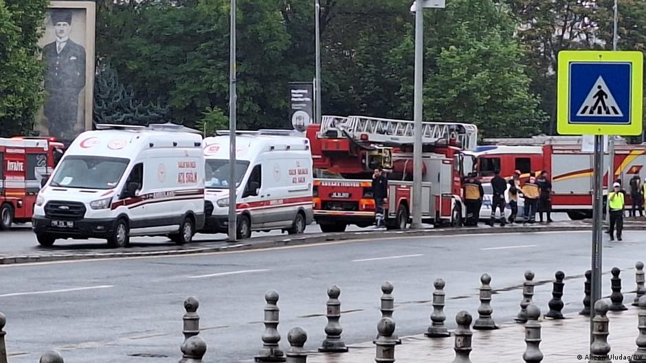 Yerlikaya: İki terörist bombalı atak aksiyonunda bulundu