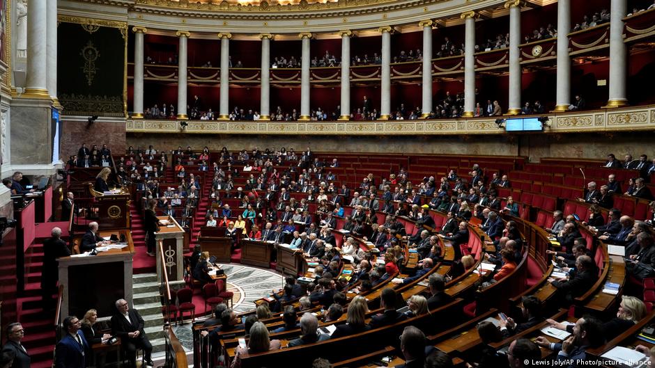 Fransa'da tartışmalı göç yasası meclise takıldı